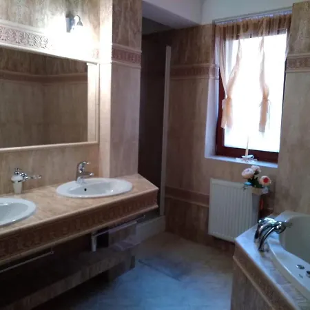 2 Izbovy Sabi Apartman *