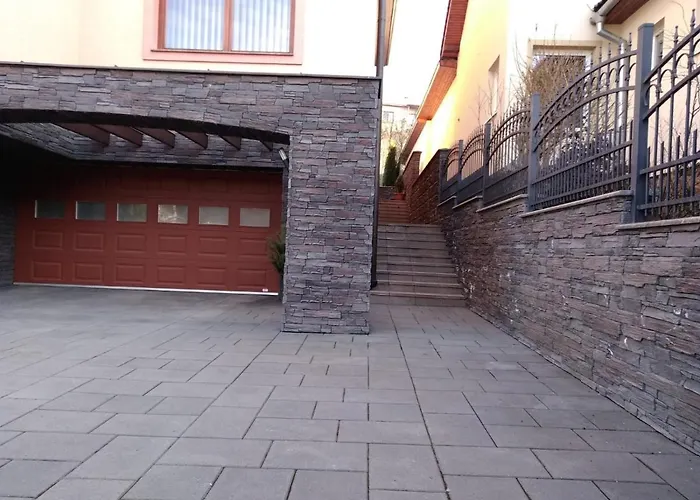 2 Izbovy Sabi アパート